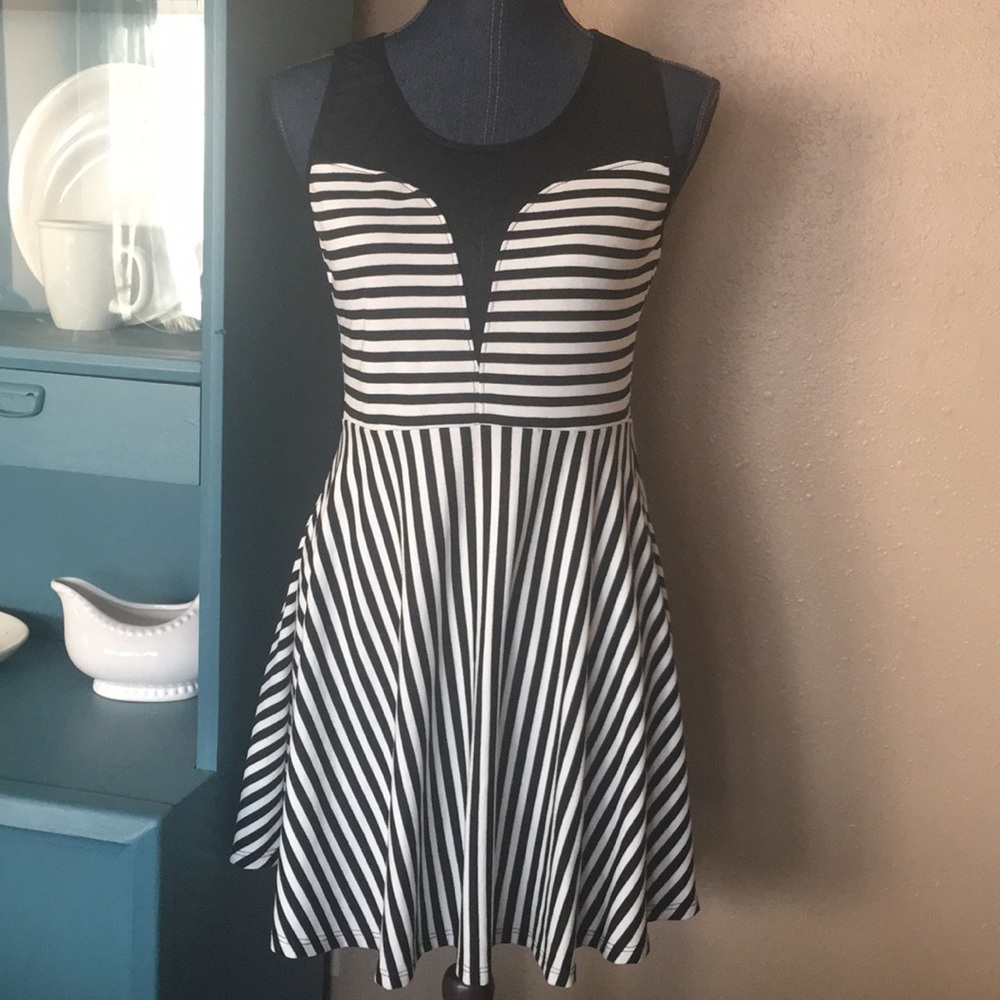 π· Black & white striped dress - Picture 2 of 8